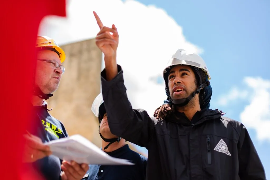 Jovem Engenheiro Civil em Seu Estágio: Construindo o Futuro da Engenharia