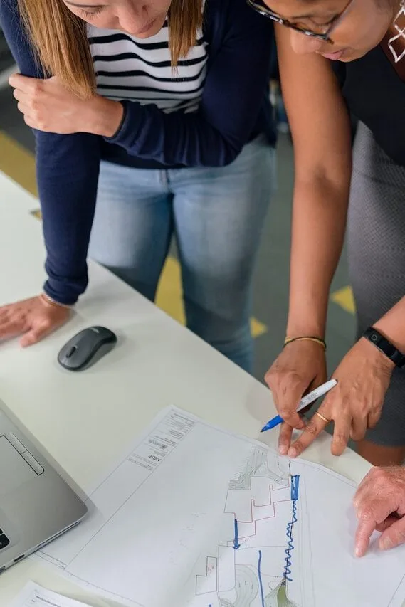 Estudante de engenharia apresentando seu trabalho de conclusão de curso (TCC). 