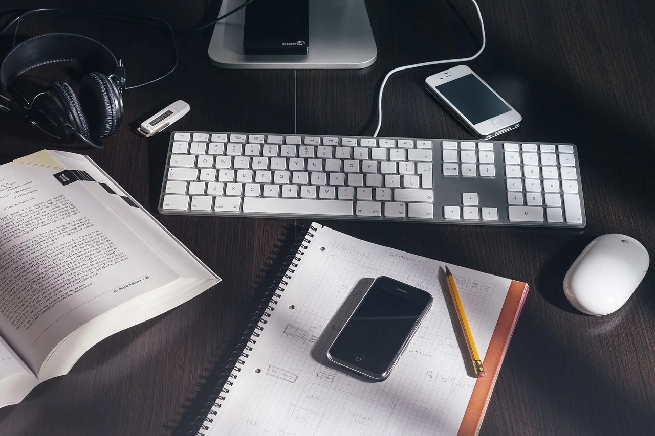 Trabalhar no seu TCC de Engenharia Mecânica pode ser desafiador, mas com as ferramentas certas, você pode facilitar esse processo. Imagine um ambiente de estudo perfeito, com seu computador aberto em várias abas de pesquisa e um caderno ao lado, repleto de anotações detalhadas. Combinando tecnologia e métodos tradicionais, você terá tudo o que precisa para criar um trabalho acadêmico de alta qualidade. A tela do computador exibe artigos científicos e modelos de simulação, enquanto o caderno guarda suas ideias, esboços e referências. Esta combinação permite um equilíbrio entre pesquisa digital e reflexão manual, essencial para qualquer engenheiro em formação.