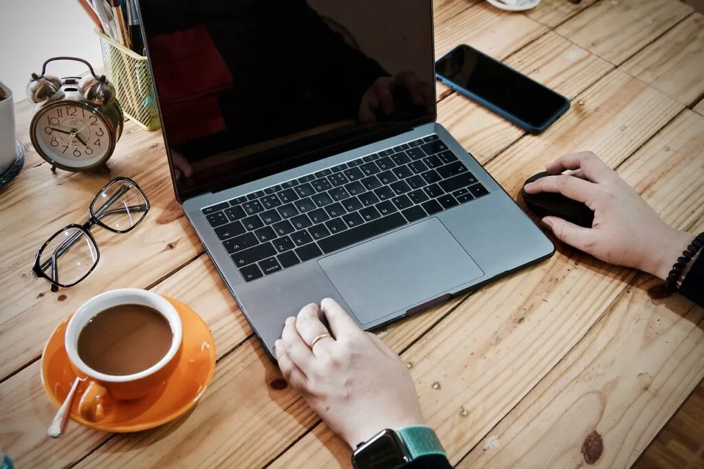 Este escritório contemporâneo é um exemplo perfeito de como um ambiente de trabalho estiloso e funcional pode aumentar a produtividade para fazer seu tcc de engenharia elétrica. Com uma mesa de madeira clara, laptop e materiais de escritório organizados, ele proporciona conforto e eficiência. A iluminação natural das janelas amplas e as plantas decorativas criam um espaço acolhedor, ideal para estimular a criatividade no dia a dia profissional.