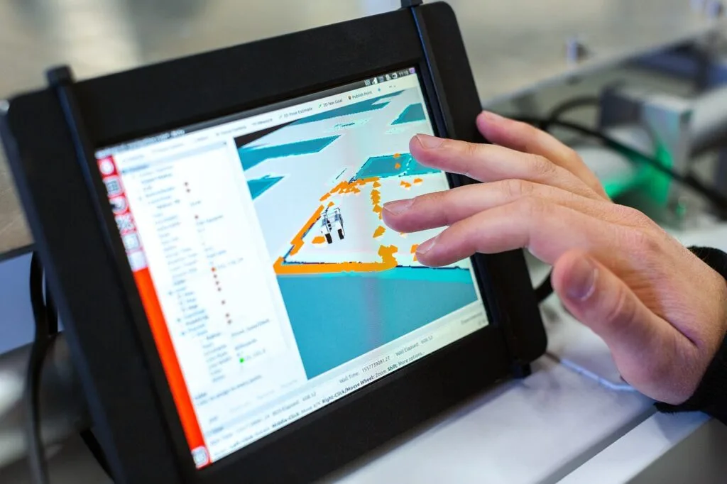 Estudante de engenharia mecânica realizando o TCC de engenharia mecânica, utilizando um software de simulação para modelar e otimizar componentes do projeto, mostrando como essas ferramentas facilitam o desenvolvimento de trabalhos acadêmicos.