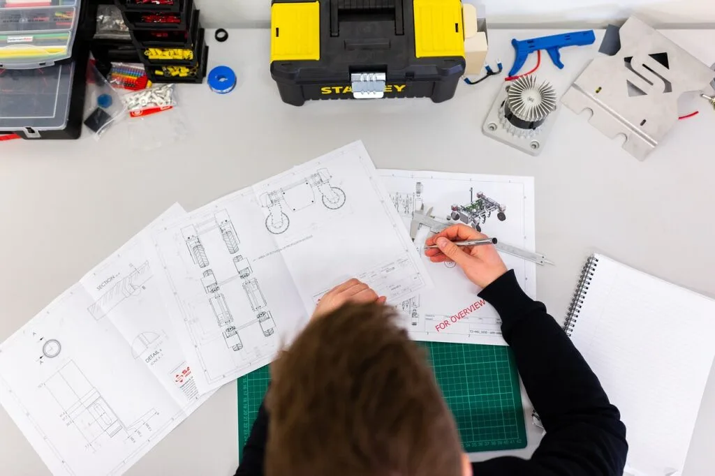 Estudante de engenharia elétrica desenhando um esquema técnico, parte do processo para desenvolver seu TCC de Engenharia Elétrica